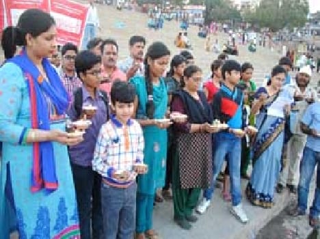 ladies do dipdan at assi ghat