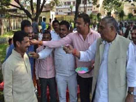 The Minister congratulated the workers felt Gulal