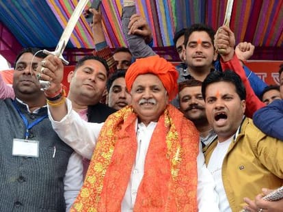 praveen togadia roars at mufti in jammu