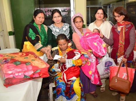 Hamira extended arms to help daughters