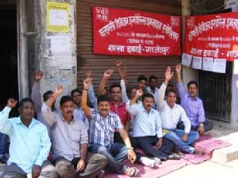 Are on strike to protest FDI Bimakrmi