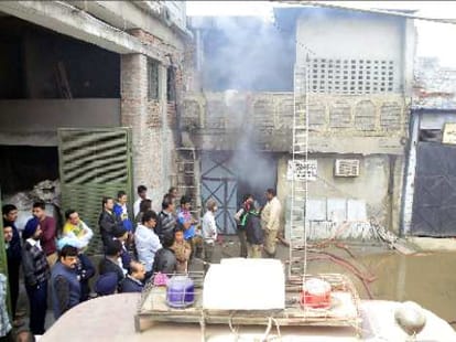 fire in fabric factory at ludhiana