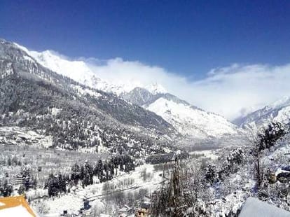 kashmir receives season's heaviest snowfall