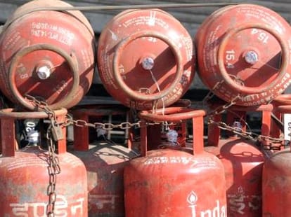 Aadhaar is not compulsory for gas subsidy.