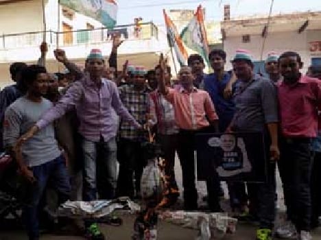 Congress blew effigy of PM