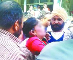 woman robber caught and beaten by mob