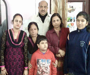 Robbery in gaziabad failed due to a family