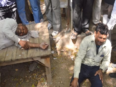 two brothers have been attacked by an axe in the court