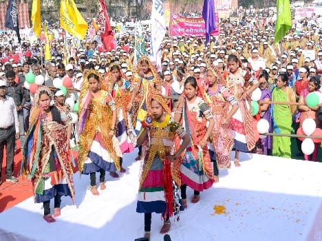 School let out glitzy campaign rally