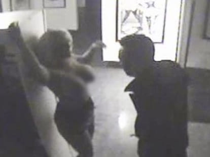 couple caught having sex in erotic museum