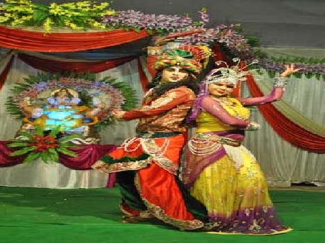 Vrindavan artists scatter incinerate