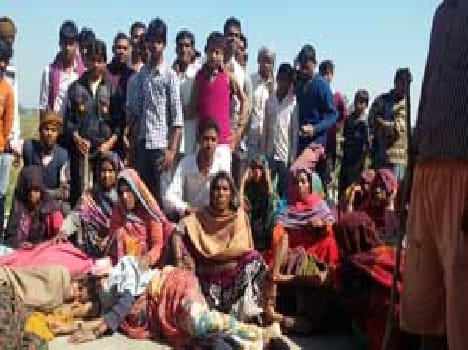 Five policemen injured stoning