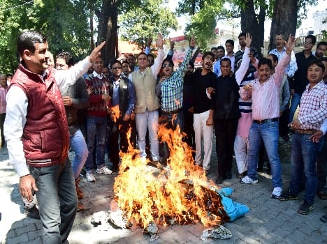 Land Acquisition Bill blew Centre effigy in protest
