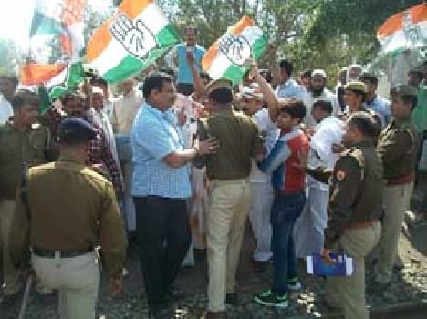 Congressmen stopped train , the jammed highway