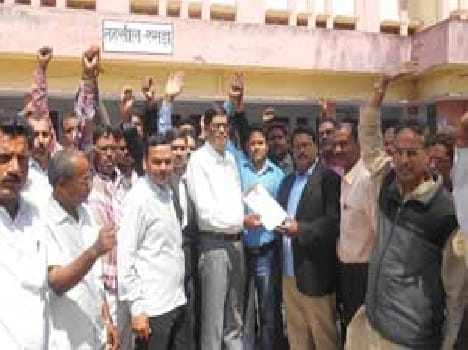 Lawyers blew effigy DGP