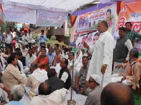 Congress Centre in protest against the false promises full shout