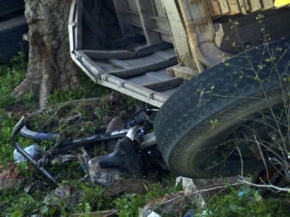 Apathetic Kolkatans take photos but leave accident victim to die