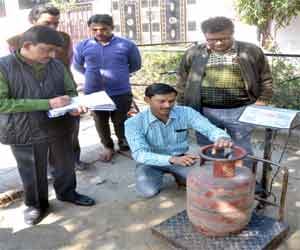 Turns 3 kg gas cylinders at HP.