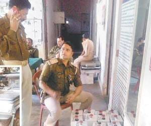thief modi and mulyam caught in kanpur