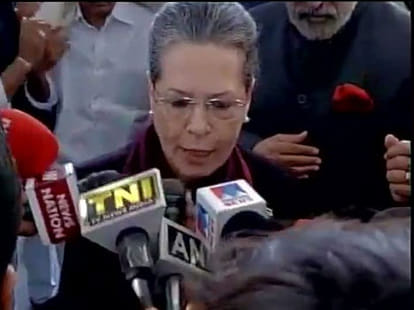 Congress top leaders marched support on Manmohan Singh.