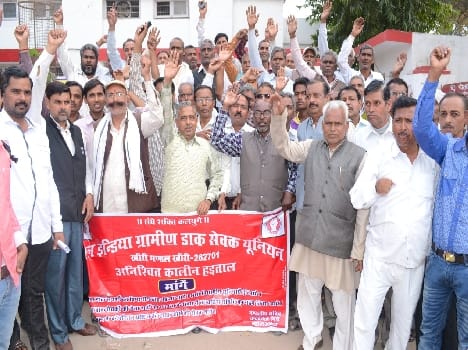 Postal workers continue strike