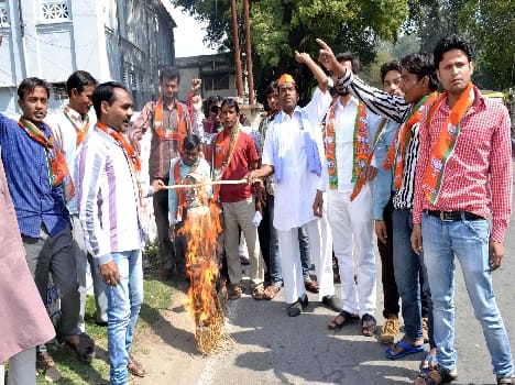 BJP members paralyze mannequin DSOs