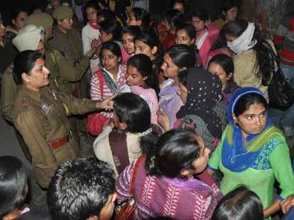 lathicharge on teachers protesting outside house of education minister