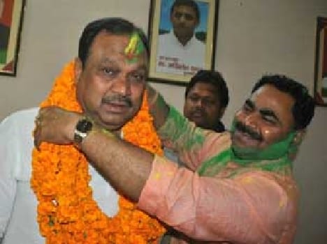 State 's supporters celebrated Holi , distributed sweets