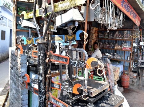 Pockets of consumers having a brazen robbery