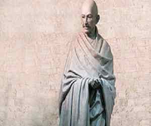 mahatma gandhi statue at london parliyament