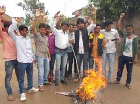 Congressmen paralyze mannequin Rajnath