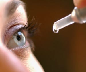 Instead of medicine moher cast Fevikvik in the eye of children