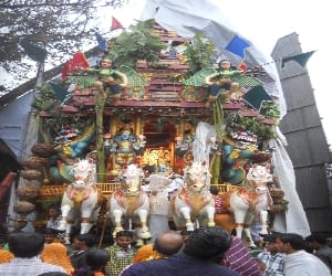 Stick to the crowd of devotees visit
