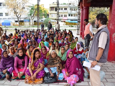 Landless workers shout