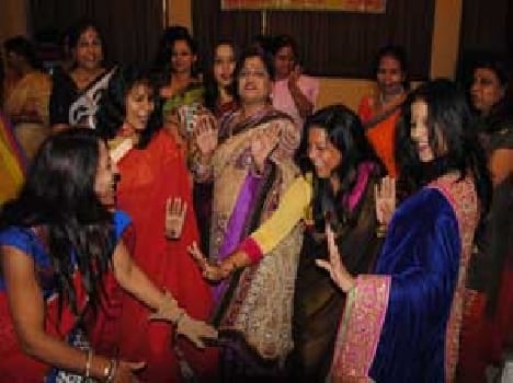 Mahila vyapar pratinidhimandal's member injoy in Holi millan programme