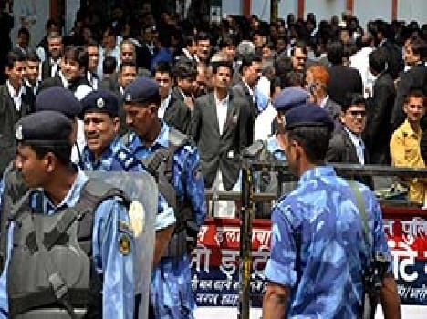 fighting between police and lawyer