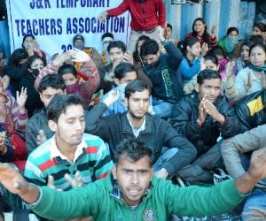 teachers hunger strike continues in heavy rain