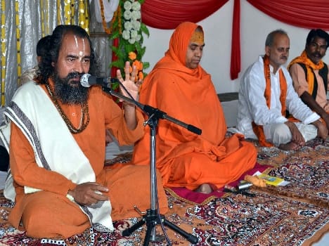 Devotee offers the promise of God