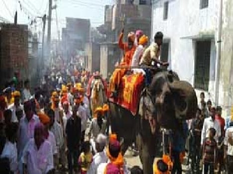 Budhwa Tue flew in procession Gulal