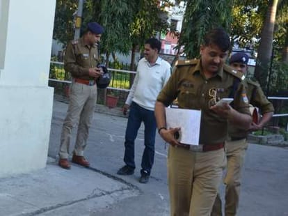 criminal escaped from court room.
