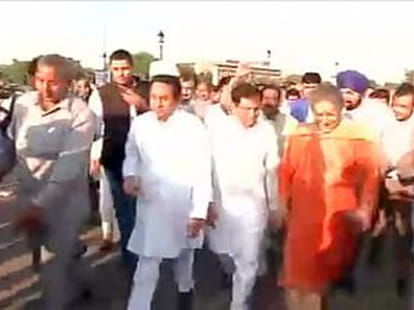 Sonia lead march against Land bill issue.