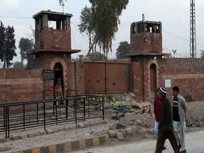 twelve people hanged in pakistan