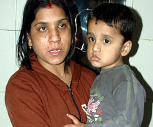 Woman fight with thief alone and defeated in gaziabad