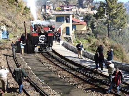 Kalka-Shimla toy train wheels stopped, 500 passengers stranded.