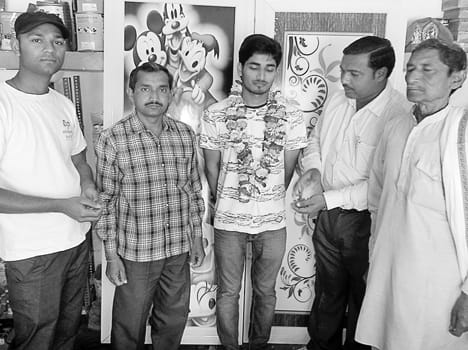 akash getting prize for winning chess championship