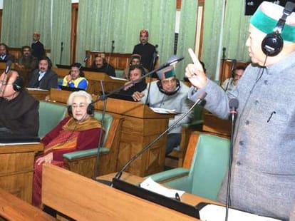 himachal vidhansabha session, tug of war between virbhadra and dhumal.
