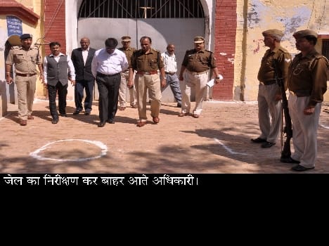 OFFICRES TALK TO PRISONER IN JAIL DURING INSPECTION