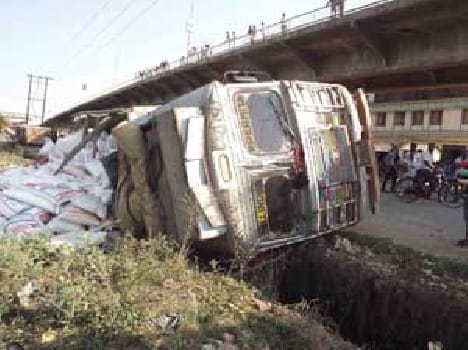 truck-overturned