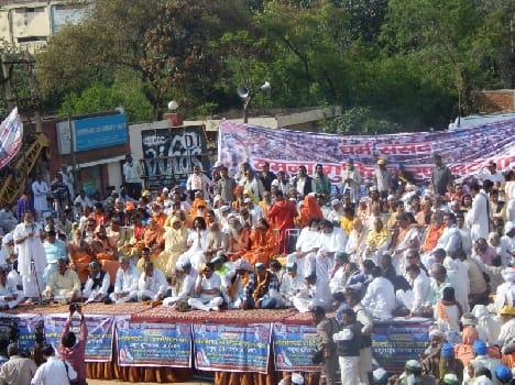 sants have warned to give up his life for clean yamuna