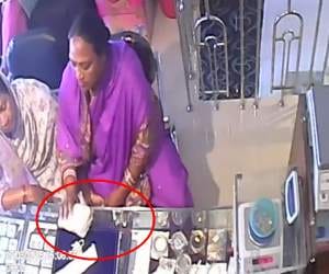 Two ladies theft gold chain from jewellery shop